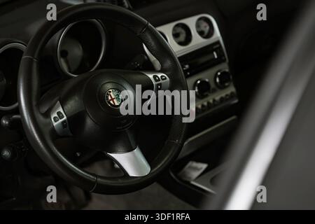 Roma, italia 1° gennaio 2026: Interni alfa romeo con volante e comandi integrati e cruscotto con dettagli di Automotive italian Foto Stock