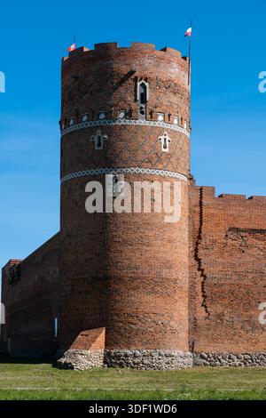 Castello dei duchi Masoviani dietro l'angolo torre fortificazione a Ciechanow, Polonia, fortezza medievale risalente al XIV secolo. Foto Stock
