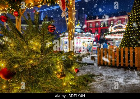 Il mercatino di Natale al Quay di Ginevra, Svizzera, con neve e decorazioni durante la notte Foto Stock