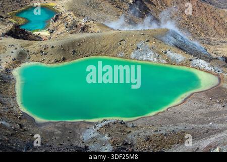 Vista aerea dei vivaci laghi turchesi circondati da terreni rocciosi e da sfiati del vapore, che mostrano l'unico paesaggio geotermico. Foto Stock