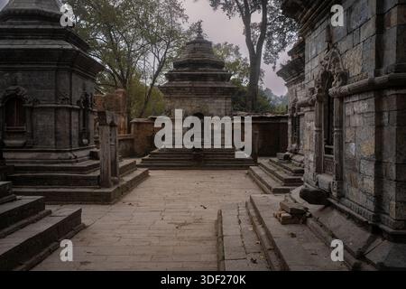 Foto dall'area del tempio di Pashupatinath a Kathmandu, Nepal. Il tempio di Pashupatinath è uno dei complessi religiosi più antichi e significativi. Foto Stock