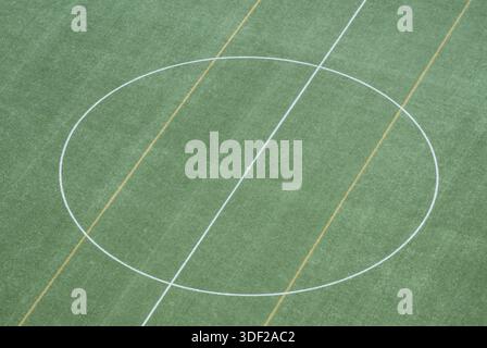 Vista dall'alto del campo da calcio in erba con cerchio centrale, vista dalla torre dello Stadio Olimpico di Helsinki, Finlandia Foto Stock