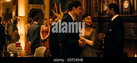 Hedda (2025), diretto da Nia Dacosta e interpretato da Tessa Thompson, Tom Bateman e Nicholas Pinnock. Un'hostess manipolatrice inganna il caos durante una tenace festa in casa di campagna degli anni '1950. La pubblicità è ancora SOLO PER USO EDITORIALE. Credito: BFA / Amazon MGM Studios Foto Stock