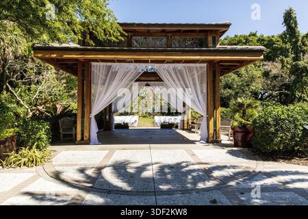 Sarasota, Florida, USA - 29 febbraio 2020: Gazebo nuziale nel giardino botanico Marie Selby di Sarasota, Florida Foto Stock