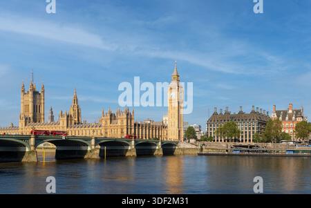 Il Big Ben e le Houses of Parliament vedevano il fiume Tamigi con il Westminster Bridge in una giornata limpida a Londra, Regno Unito. Foto Stock