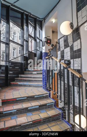 Treppenhaus, Kunst Haus Wien - Museo Hundertwasser, Untere Weissgerberstrasse, Vienna, Austria Foto Stock