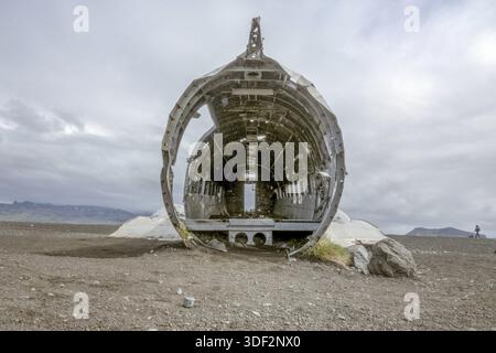 Vik, Islanda - 11 giugno 2018: Il 21 novembre 1973 un Douglas R4D-8, Super DC-3 della marina statunitense si schiantò nel sud dell'Islanda, a causa di una pesante ghiacciatura. E' un popu Foto Stock
