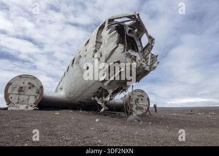 Vik, Islanda - 11 giugno 2018: Il 21 novembre 1973 un Douglas R4D-8, Super DC-3 della marina statunitense si schiantò nel sud dell'Islanda, a causa di una pesante ghiacciatura. E' un popu Foto Stock