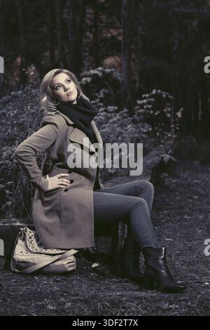 Moda giovane donna bionda in classici beige coat outdoor Foto Stock