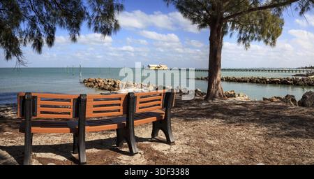 La panchina si affaccia sul molo di Anna Maria Island City sull'isola di Anna Maria, Florida Foto Stock
