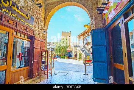 DOHA, Qatar - 13 febbraio 2018: arcuata di uscire dal mercato dell'artigianato, alloggiamento in antico vicolo coperto di Souq Waqif nella città vecchia, il 13 febbraio in Foto Stock