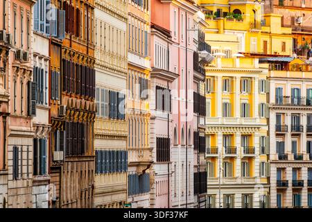Edifici residenziali storici lungo via Cavour a Roma, Italia, con tipica architettura urbana del XIX secolo. Foto Stock