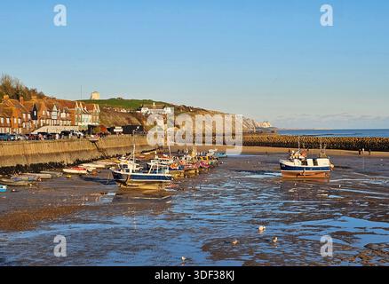 Barche da pesca di Folkestone Harbour durante la bassa marea Foto Stock