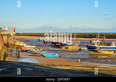 Barche da pesca di Folkestone Harbour durante la bassa marea Foto Stock