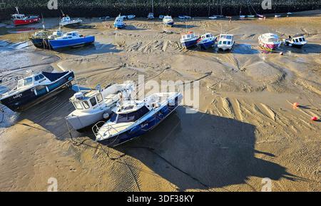Barche da pesca sulla sabbia con la bassa marea nel porto di Folkestone Foto Stock
