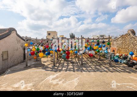 Boa di pesca abbandonata al villaggio di Nanliao nella contea di Penghu, Taiwan Foto Stock