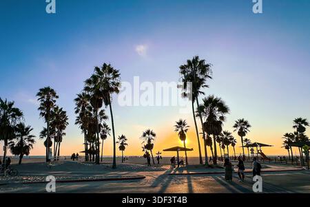 California, USA, 29 settembre 2024, vista di alcune persone al tramonto sulla passeggiata fronte Oceano, Venice Beach Foto Stock
