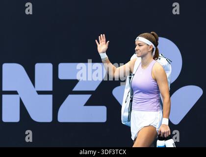 Brisbane, Queensland, Australia. 10 gennaio 2026. KAROLINA MUCHOVA della Cechia ondeggia alla folla mentre entra in campo prima del suo match di semifinale femminile contro ARYNA SABALENKA della Bielorussia al Brisbane International. (Credit Image: © Stephane Thomas/ZUMA Press Wire) SOLO PER USO EDITORIALE! Non per USO commerciale! Foto Stock