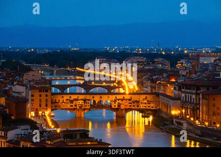 Vista aerea di Ponte Vecchio e del fiume Arno di notte. Vista panoramica da piazzale Michelangelo, Firenze, Toscana, Italia Foto Stock