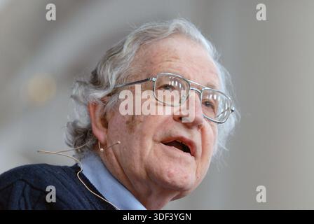 Amsterdam 13-3-2011 lezione dal linguista Americano e attivista politico Noam Chomsky all'Amsterdam Westerkerk. Foto Stock
