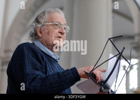 Amsterdam 13-3-2011 lezione dal linguista Americano e attivista politico Noam Chomsky all'Amsterdam Westerkerk. Foto Stock