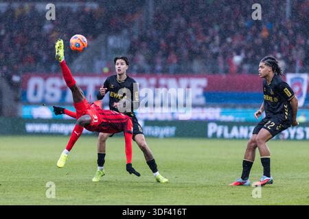 HEIDENHEIM, GERMANIA - 10 GENNAIO: Sirlod Conteh (1. FC Heidenheim 1846, 31) assicura la palla contro Denis Huseinbasic (1. FC Koeln, 8) durante la partita di Bundesliga tra 1. FC Heidenheim 1846 vs. 1. FC Koeln alla VOITH-ARENA il giorno 16 della 1. Bundesliga il 10 gennaio 2026 a Heidenheim, Germania. LE NORMATIVE DFL VIETANO QUALSIASI UTILIZZO DI FOTOGRAFIE COME SEQUENZE DI IMMAGINI E/O QUASI-VIDEO. Foto Stock