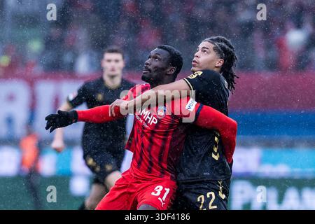 HEIDENHEIM, GERMANIA - 10 GENNAIO: Sirlod Conteh (1. FC Heidenheim 1846, 31) e Jahmai Simpson-Pusey (1. FC Koeln, 22) combattono durante la partita di Bundesliga tra 1. FC Heidenheim 1846 vs. 1. FC Koeln alla VOITH-ARENA il giorno 16 della 1. Bundesliga il 10 gennaio 2026 a Heidenheim, Germania. LE NORMATIVE DFL VIETANO QUALSIASI UTILIZZO DI FOTOGRAFIE COME SEQUENZE DI IMMAGINI E/O QUASI-VIDEO. Foto Stock
