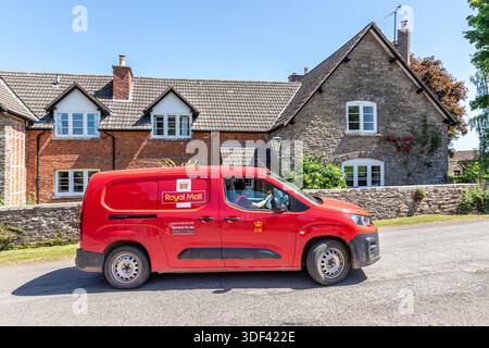 Servizio di consegna presso l'ufficio postale di Royal mail in furgone nel villaggio di Kilpeck, Herefordshire, Inghilterra Regno Unito Foto Stock