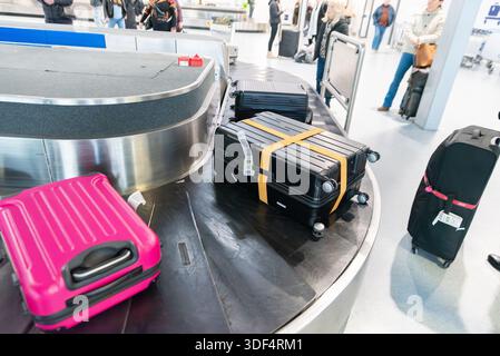Valigie, borse, bagagli sulla giostra dei bagagli presso l'aeroporto Southend di Londra, Essex, Regno Unito. Cintura a giostra della sala ritiro bagagli Foto Stock
