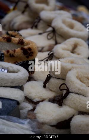 PANTOFOLE in lana di pecora abiti realizzati a mano in materiali ecologici. Pantofole in lana per l'inverno Foto Stock