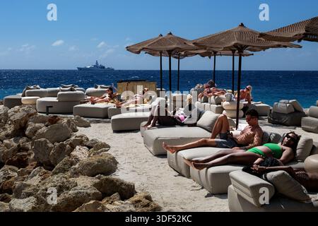 WILLEMSTAD - la nave di pattuglia della Royal Netherlands Navy HNLMS Groningen sta navigando al largo della costa di Curacao. Curacao sta affrontando tensioni militari a seguito dell'attacco degli Stati Uniti al Venezuela. Durante l'attacco, il presidente venezuelano Nicolás Maduro è stato arrestato dai commando statunitensi a Caracas e portato negli Stati Uniti. RAMON VAN FLYMEN / ANP netherlands Out - belgio Out Foto Stock