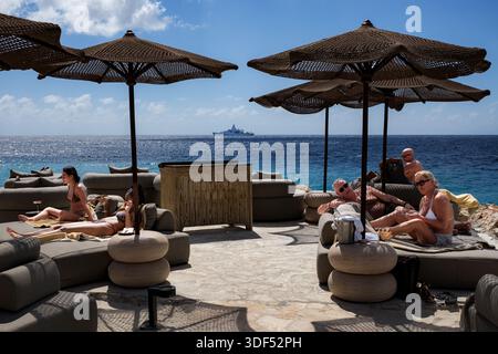 WILLEMSTAD - la nave di pattuglia della Royal Netherlands Navy HNLMS Groningen sta navigando al largo della costa di Curacao. Curacao sta affrontando tensioni militari a seguito dell'attacco degli Stati Uniti al Venezuela. Durante l'attacco, il presidente venezuelano Nicolás Maduro è stato arrestato dai commando statunitensi a Caracas e portato negli Stati Uniti. RAMON VAN FLYMEN / ANP netherlands Out - belgio Out Foto Stock