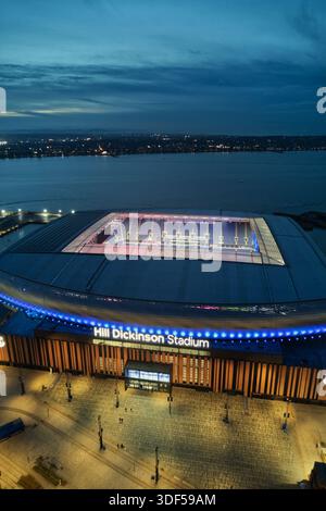 Vista aerea al crepuscolo dello stadio Hill Dickinson, la nuova casa di Everton al molo Bramley-Moore, Liverpool, con vista sul fiume Mersey. Foto Stock