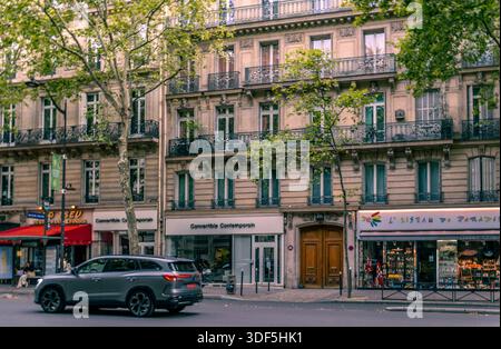 Parigi, Francia 08 04 2023: Tramonto estivo su Boulevard St Germain a Parigi, Francia. Il Boulevard Saint-Germain è una delle strade principali di Parigi sulla Rive G. Foto Stock