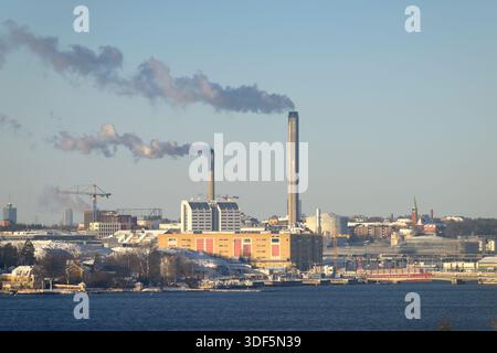 Edifici industriali nel porto di Vrtahamnen a Stoccolma in inverno. Foto Stock