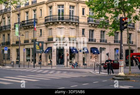 Parigi, Francia 08 04 2023: Tramonto estivo su Boulevard St Germain a Parigi, Francia. Il Boulevard Saint-Germain è una delle strade principali di Parigi sulla Rive G. Foto Stock