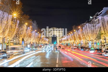 Paris les décorations de Noël de l'avenue des Champs-Elysées, et l'Arc de Triomphe // decorazioni natalizie dell'avenue des Champs Elysees Foto Stock