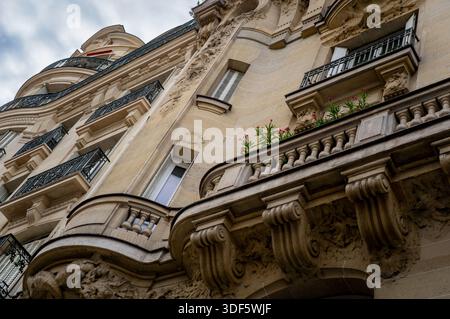 Parigi, Francia 08 04 2023: Parte della facciata della 10 Rue de Sevres a Parigi, Francia. L'edificio è stato costruito dall'architetto Georges-Eugene Ba Foto Stock