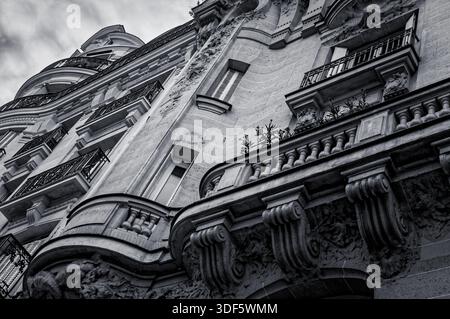 Parigi, Francia 08 04 2023: Parte della facciata della 10 Rue de Sevres a Parigi, Francia. L'edificio è stato costruito dall'architetto Georges-Eugene Ba Foto Stock