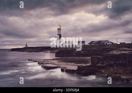 Faro di Portland Bill con suggestivo cielo nuvoloso, Isola di Portland, vicino a Weymouth, Jurassic Coast, sito patrimonio dell'umanità dell'UNESCO, Dorset, Inghilterra, Regno Unito Foto Stock