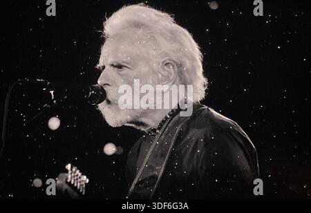 Il chitarrista e cantautore Bob Weir, membro fondatore dei Grateful Dead, si vede su uno schermo video mentre si esibisce con i Dead and Company allo Sphere di Las Vegas, Nevada. Foto Stock