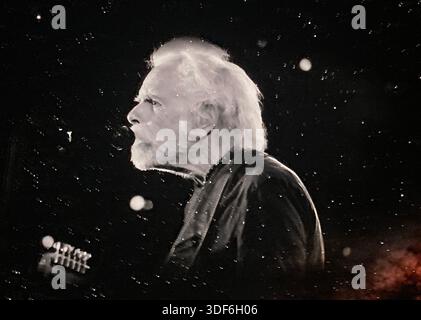Il chitarrista e cantautore Bob Weir, membro fondatore dei Grateful Dead, si vede su uno schermo video mentre si esibisce con i Dead and Company allo Sphere di Las Vegas, Nevada. (Foto di Paul Hennessy / SOPA Images/Sipa USA) Foto Stock