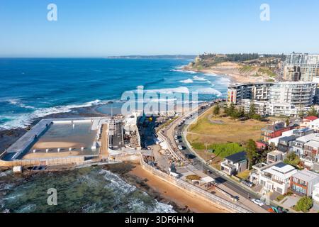 Vista aerea della spiaggia di Newcastle e dei bagni oceanici - Newcastle NSW Australia Foto Stock