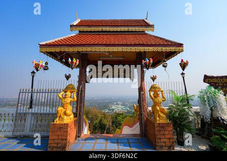 Ingresso tradizionale in stile Lanna al punto panoramico di Doi Kham nel tempio Wat Phra That Doi Kham sul lato della montagna di Chiang mai, a nord Foto Stock