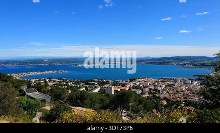 2 giugno 2024, Sète, Francia: Vista panoramica dell'Étang de Thau e della costa dalla cima del Mont Saint-Clair a Occitanie. Foto Stock