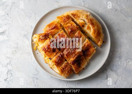borek di pasta filla ripiena di carne alla turca servito con kol boregi. Foto Stock