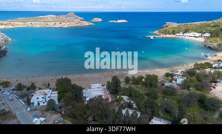 Rhodes, Grecia. Lindos piccolo villaggio imbiancate a calce e l'Acropoli, scenario di Rodi isola del Mar Egeo. Foto Stock