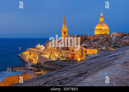 La Valletta, Malta. Rooftos e chiesa di nostra Signora del Monte Carmelo e Pro-Cattedrale Anglicana di San Paolo. Foto Stock