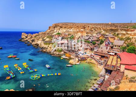Case colorate tradizionali nel famoso villaggio di braccio di ferro ad Anchor Bay, il-Mellieha, Malta. Foto Stock
