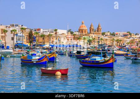Barche da pesca tradizionali nel villaggio mediterraneo di Marsaxlokk, Malta. Foto Stock
